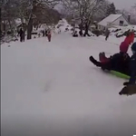 Egy váratlanul rájuk ugró patkány rémített halálra néhány szánkózót – videó