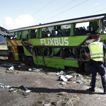 Felborult egy FlixBus Ausztriában, meghalt egy 19 éves nő