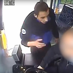 Megütötte a buszsofőrt, keresik a rendőrök - videó