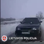 Instant karma: hóban ralizott az audis, aztán jött a rendőrautó – videó