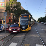 Valószínűleg nem nézett tükörbe az autós, és pont jött a 17-es villamos – fotó