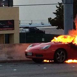 Menet közben gyulladt ki egy Porsche Boxster Houstonban - fotó