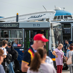 Buszpornó-show van Ferihegyen, a főszerepben Farossal