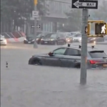 Annyi eső zúdult New Yorkra, hogy térdig érő víz hömpölyög az utcákon –  videók