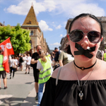 Leragasztott szájjal vonulnak át a tüntetők a Szabadság hídon