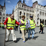 Több százan tüntetnek a Parlamentnél