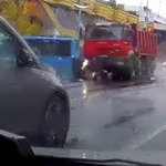 Videón, ahogy egy piroson áthajtó teherautó maga alá gyűr egy robogót a Lehel térnél