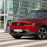 Mit keres egy benzinmotor a Mazda villanyautójában? Teszten a Wankel-motoros új MX-30