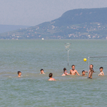 Tizenegy ember életét mentették meg a Balatonon