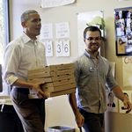 Fotó: Obama pizzásfiúnak állt