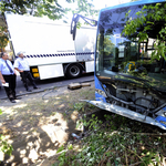 Rosszul lett a sofőr, árokba borult a 98E busz Budapesten