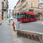 Betonterelőkkel védik a trolibuszok útvonalát a szabálytalanul parkoló autóktól