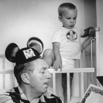 Kép: Walt Disney mesét olvas unokájának