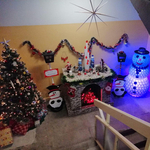 Egy zuglói lépcsőházban már beköszöntött a karácsony – fotó