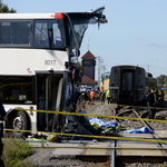 Emeletes busz és vonat ütközött össze Ottawában