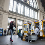 Törmelék borítja a síneket, még mindig bénult a Keleti pályaudvar