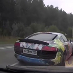 Szegény ladás csak pislogott, miután az Audi R8 lezúzta - videó