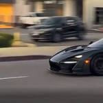 A bámészkodókat akarta lenyűgözni, a házfalat bontotta le egy McLaren Senna sofőrje – videó