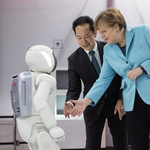 Fotó: Angela Merkel a Honda robotjával parolázik