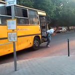 Így hergelte a buszsofőrt két fiatal Százhalombattán - videó