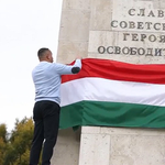 Hatalmas magyar zászlóval tekerte be a Momentum a Szabadság téri szovjet emlékművet