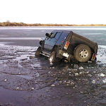 Itt az újabb jégbe szakadt Hummer