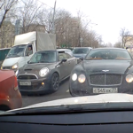 Néha még a Bentley-vel is be kell állni a sorba – videó