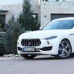 Gázolaj helyett egy kis villany: teszten az első hibrid Maserati SUV