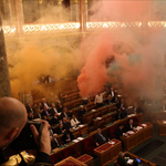 Botrányos körülmények között megszavazta a parlament a Pride betiltását