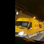 Sikerült 5 darab DHL-s autónak egymásnak mennie – videó