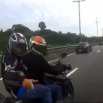 Észvesztő menekülést mutatott be egy motoros, akit megtámadtak – videó