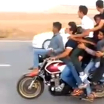 Videó: Vajon utaztak valaha ennyien egy ilyen kis motoron?