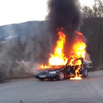 Elgurult a tűzoltók elől a lángoló Mercedes – videó