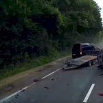 A semmiből jött a baleset: ezért nem mindegy, hol van a több súly egy utánfutón – videó