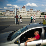 240 forintos kilométerdíjat szeretnének a fővárosi taxisszervezetek