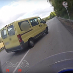 Kikanyarodott a furgon, centikre volt a magyar motorostól – videó