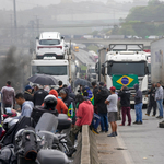 Lezárták az utakat és autógumit égetnek Bolsonaro-párti kamionsofőrök Brazíliában