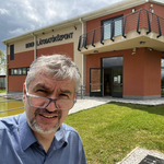 Fürdőre gyanúsan hasonlító, uniós pénzből épült múzeumot talált Hadházy Ákos