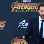 Tom Hiddleston látványosan kínosan érzi magát ebben a reklámban – és mi is