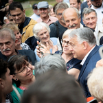 Orbán megint szűk körben kampányolt, szerinte „aki fizet, az rendeli a zenét”