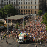 Rengetegen vonultak az idei kordonmentes Pride-on