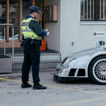 Pofátlanul parkoló szuperautók leptek el egy svájci kisvárost