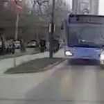 A busz elé vágott, utána felrepült a járdára egy autó Budapesten - videó