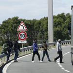 Meghalt egy menekült, megtámadták a mentőket Calais-nál