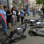 Fotók: 53 halott – meghökkentő flashmobbal sokkolták a budapestieket