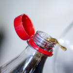 Idegesítik a műanyag palackhoz rögzített kupakok? Akkor csak figyeljen, mi lesz július 1-jétől