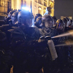 Újra könnygázt használtak a rendőrök a Kossuth téren - percről percre