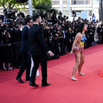 Félmeztelenül rohant be egy nő a cannes-i vörös szőnyegre