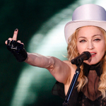 Így küzdött Madonna a Super Bowlon élő adásban - videó