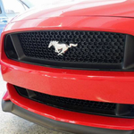 Videón is látható, ahogy egy Ford Mustanggal tetőre borulnak Nyíregyházán